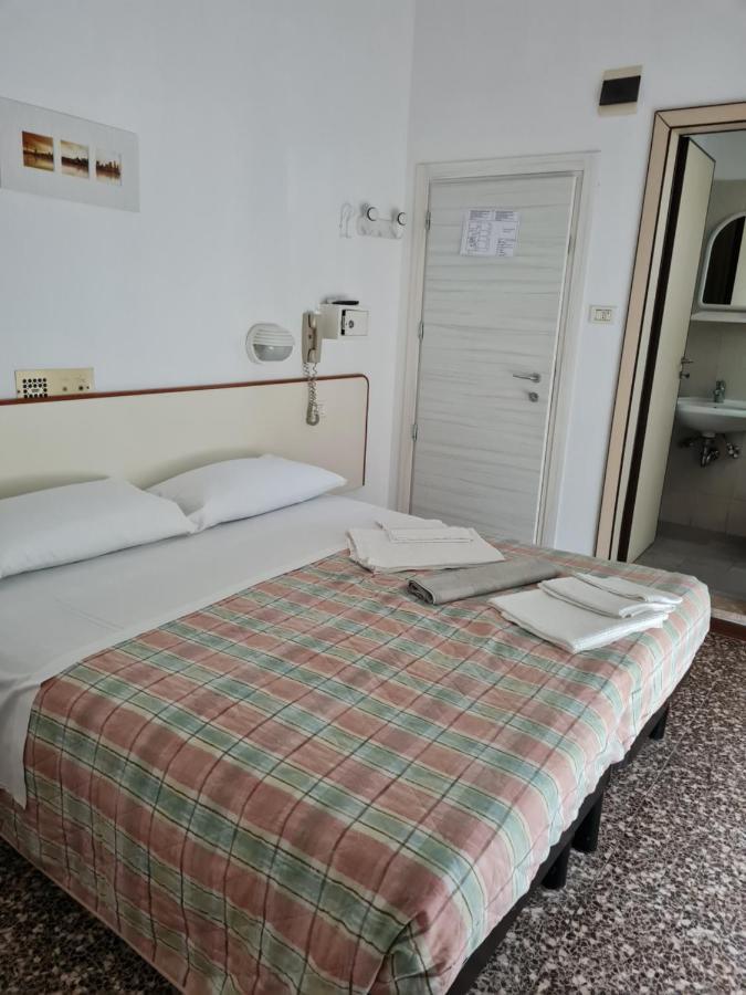 רימיני Hotel Marconi Miramare מראה חיצוני תמונה