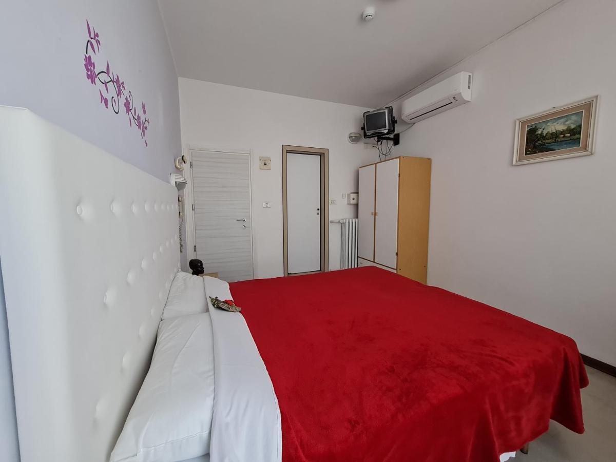 רימיני Hotel Marconi Miramare מראה חיצוני תמונה