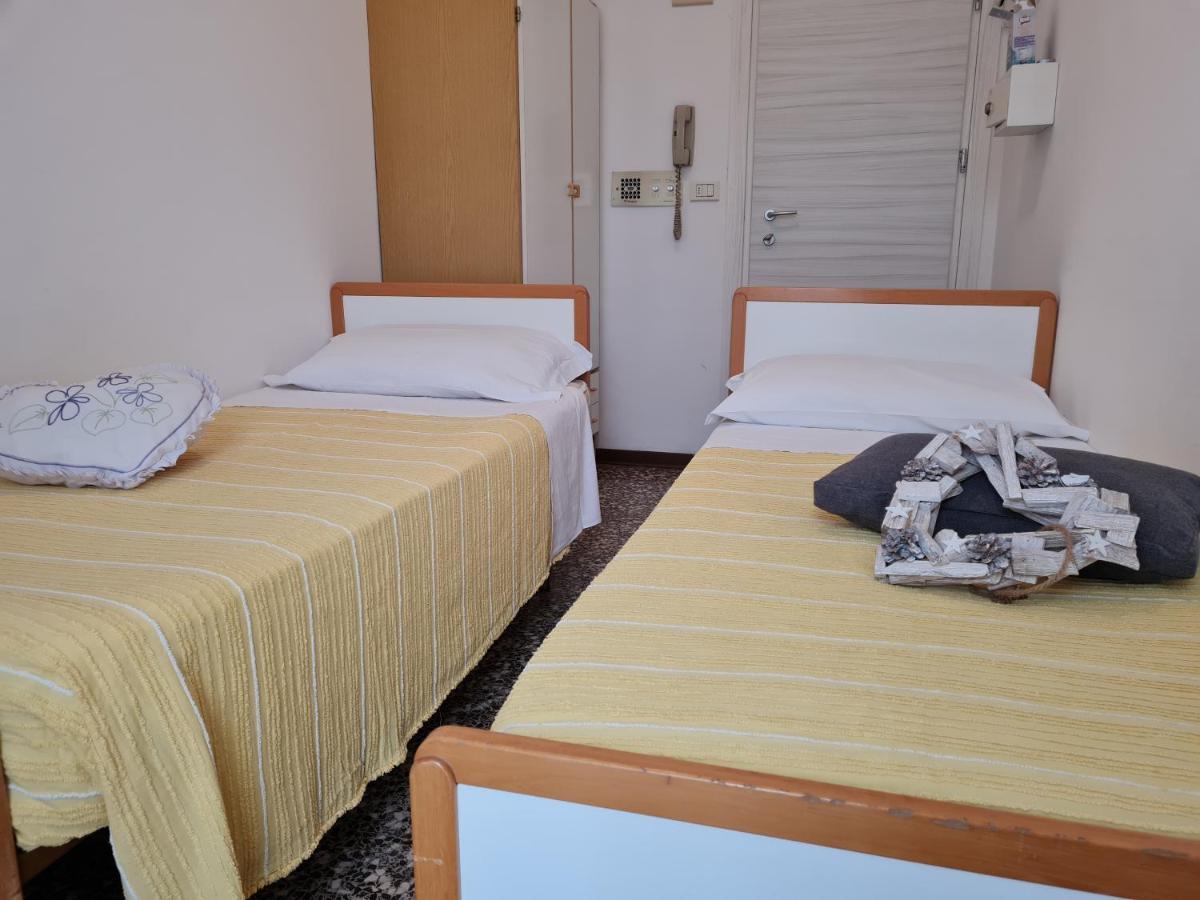 רימיני Hotel Marconi Miramare מראה חיצוני תמונה