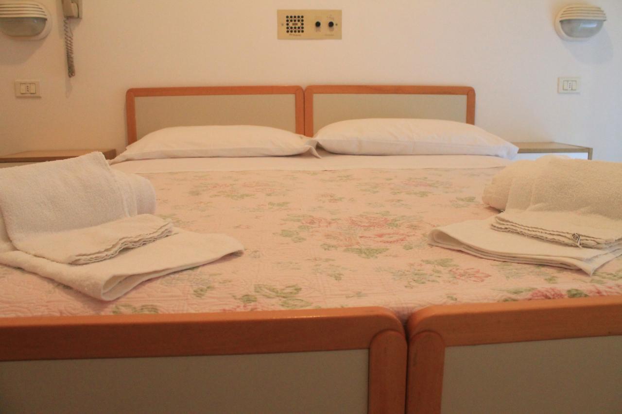 רימיני Hotel Marconi Miramare מראה חיצוני תמונה