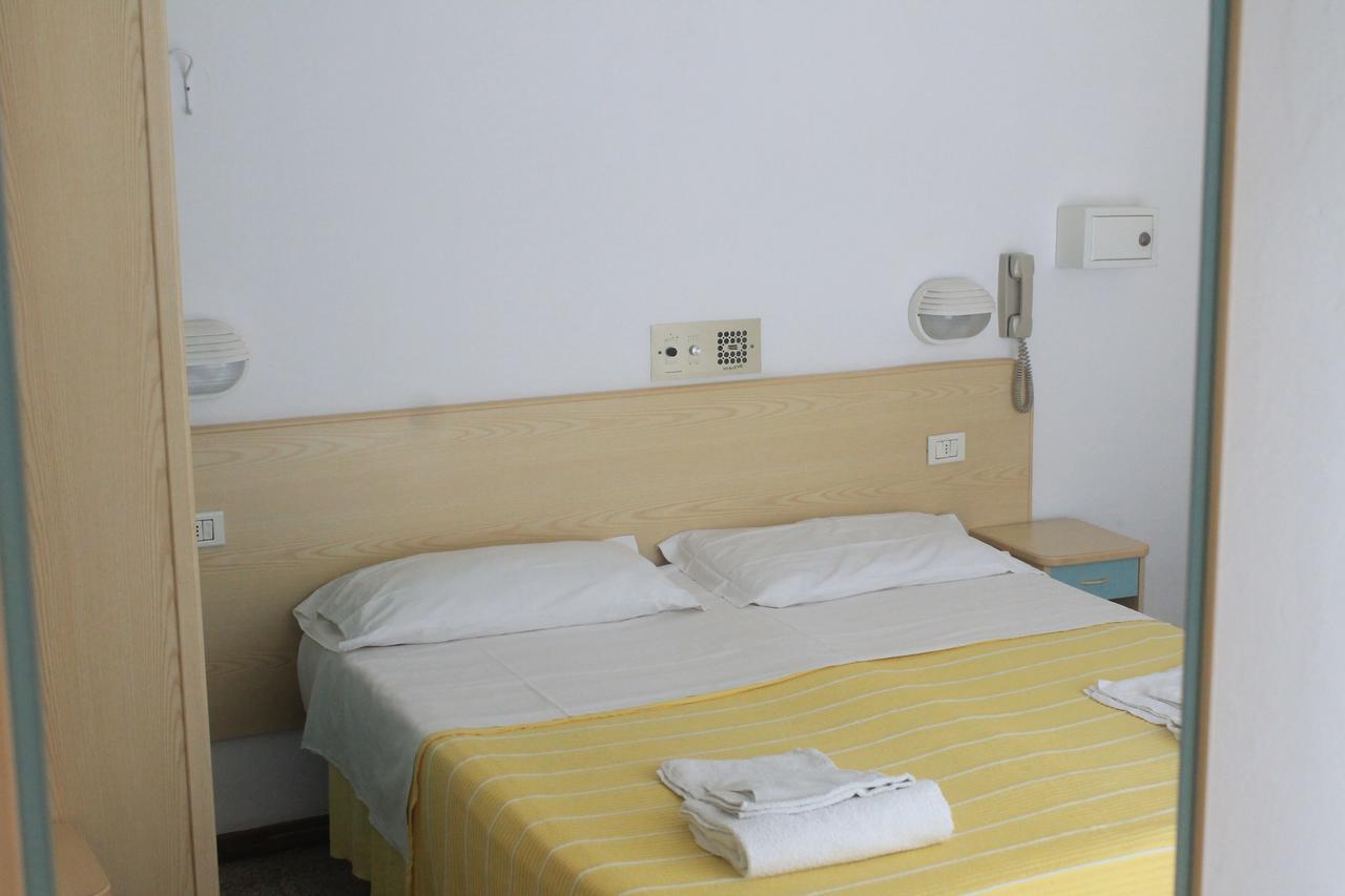 רימיני Hotel Marconi Miramare מראה חיצוני תמונה